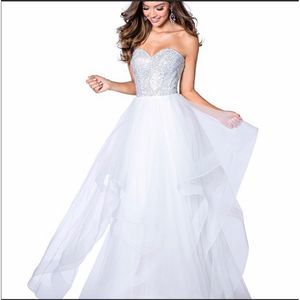 White Vienna Size 0 Ball gown dress